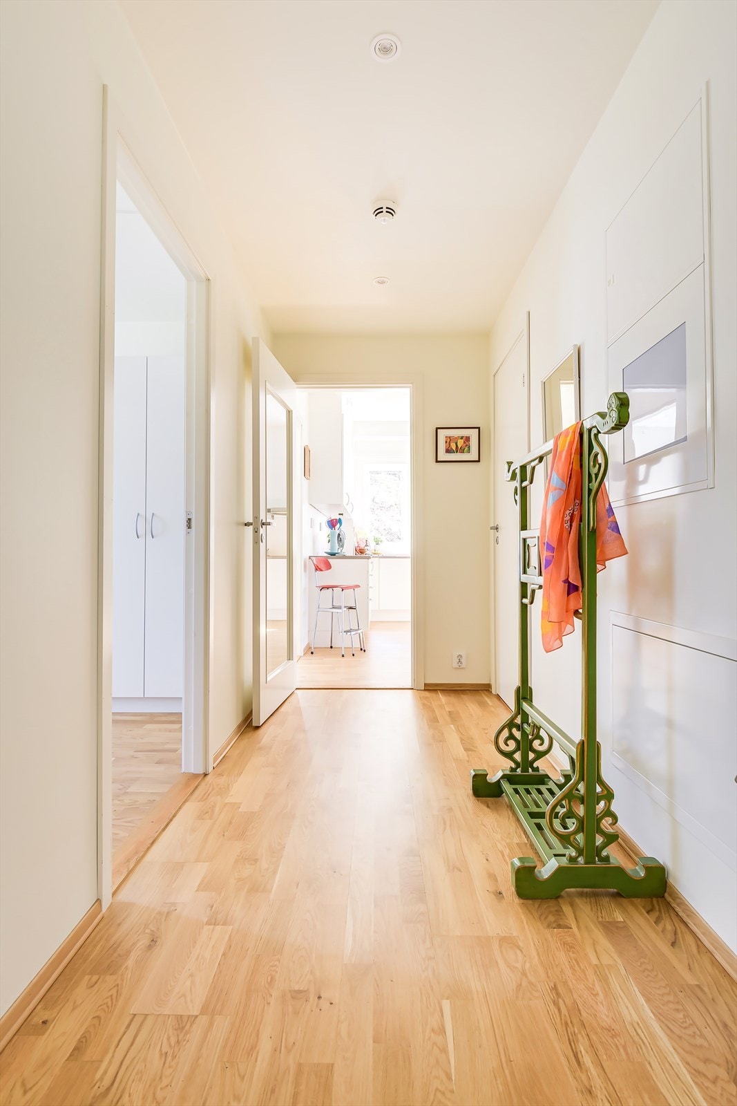 Lys og innbydende entré med god plass til å henge fra seg ytterklær og sko Galleribilde