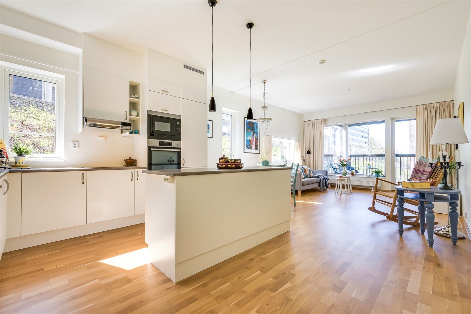 De store vindusflatene kombinert med den gode takhøyden skaper en meget luftig romfølelse Galleribilde