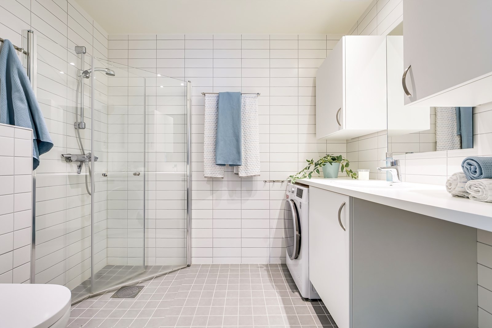 Pent flislagt bad med varmekabler i gulvet og downlights i taket Galleribilde