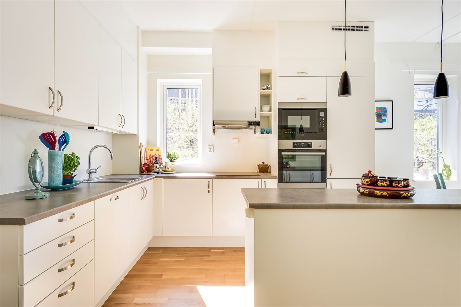 Leiligheten har en stor og åpen stue/kjøkkenløsning, tre gode soverom, to bad og en romslig entré Galleribilde