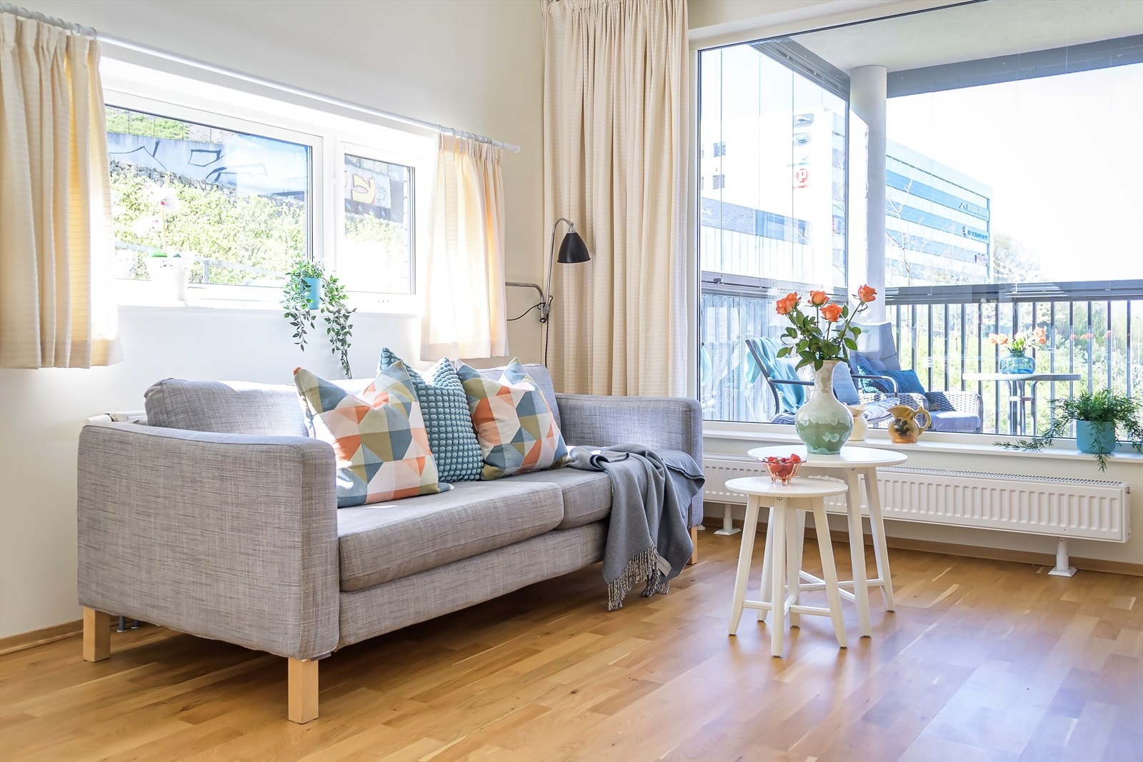 Stuen er malt i lyse farger som står i stil med parkettgulvet Galleribilde