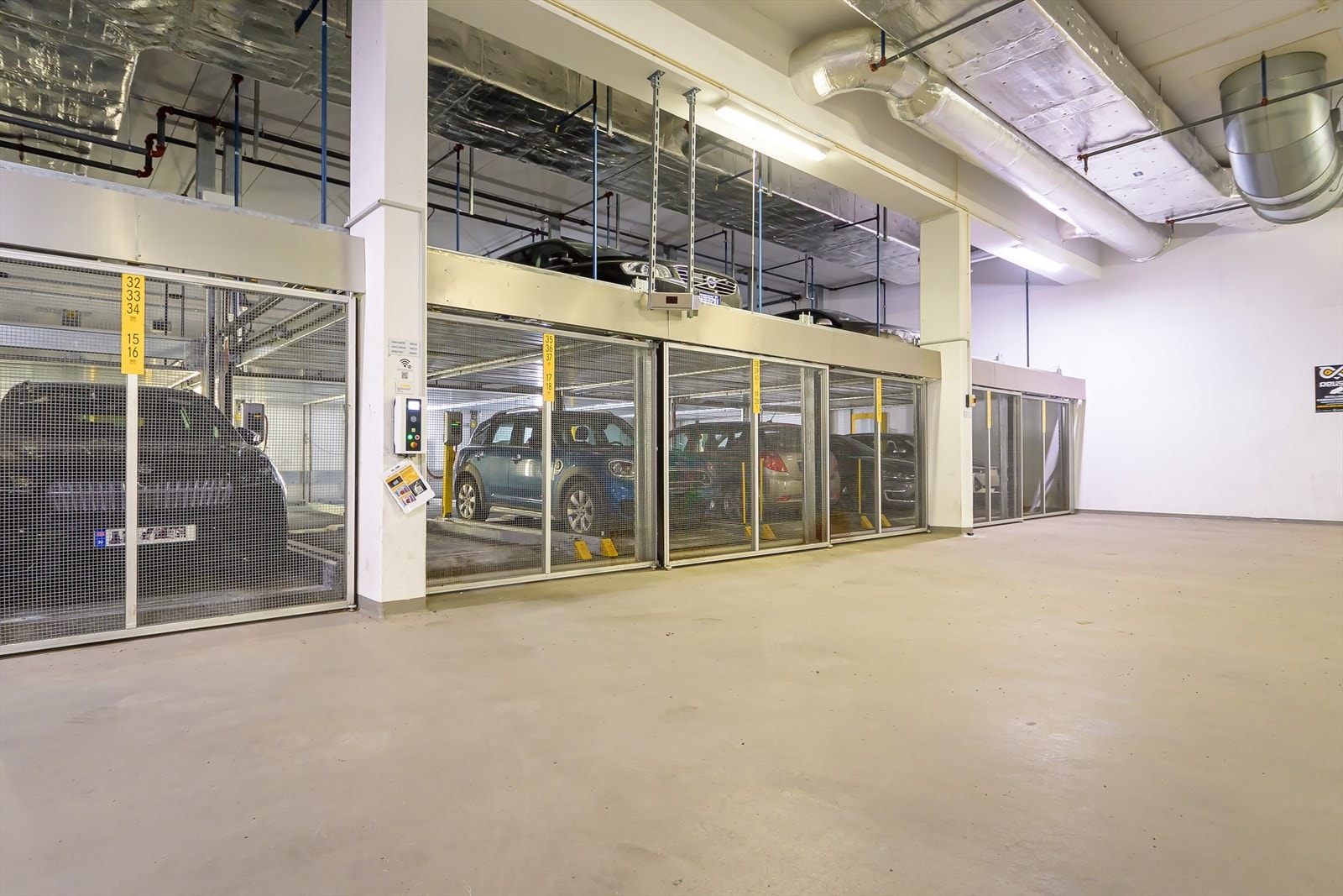 Det medfølger garasjeplass i heissystem. Garasjeplassen ligger på nederste plan og går kun til siden (ikke opp) Galleribilde