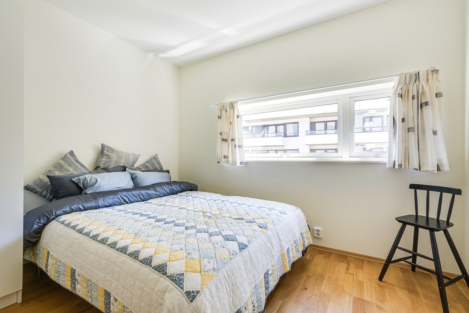 Soverom 2 | Meget romslig soverom med god plass til dobbeltseng, nattbord og garderobeskap Galleribilde