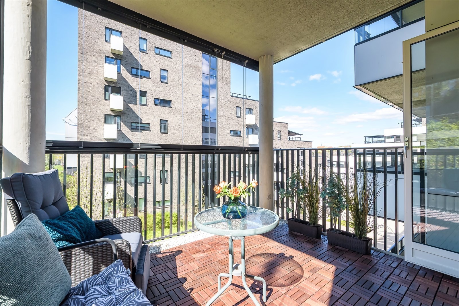 Nordvest-vendt balkong med gode solforhold Galleribilde