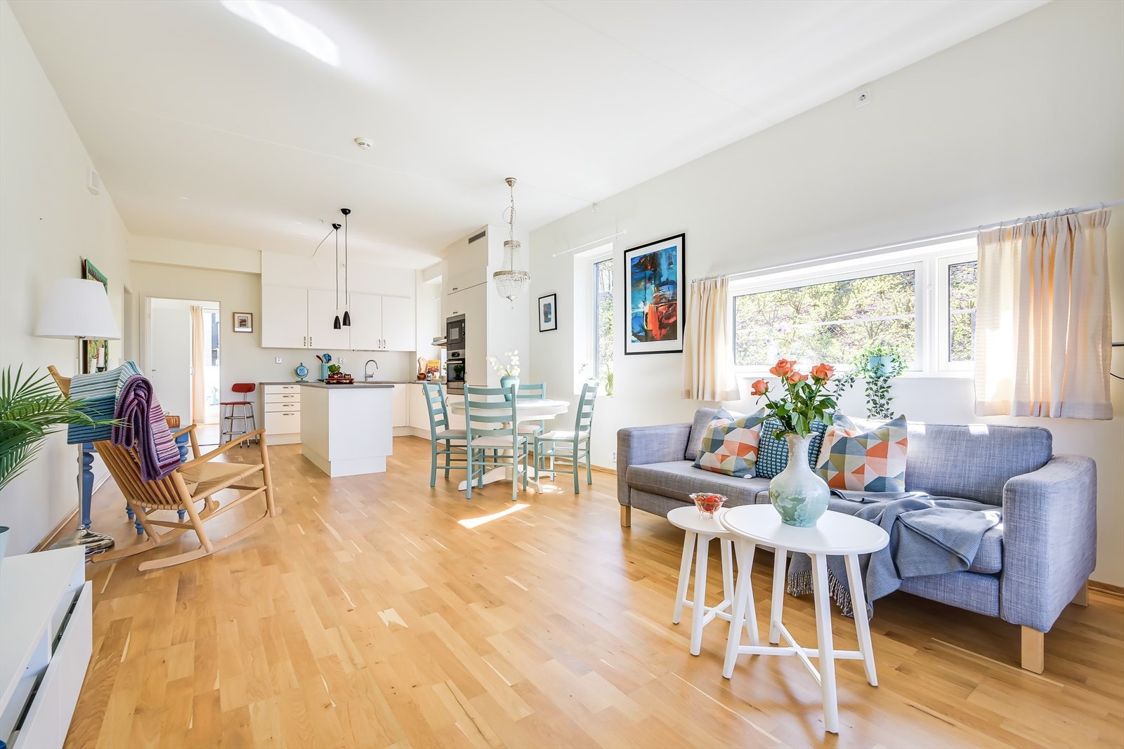 Stuen og kjøkkenet har en åpen og sosial planløsning Galleribilde