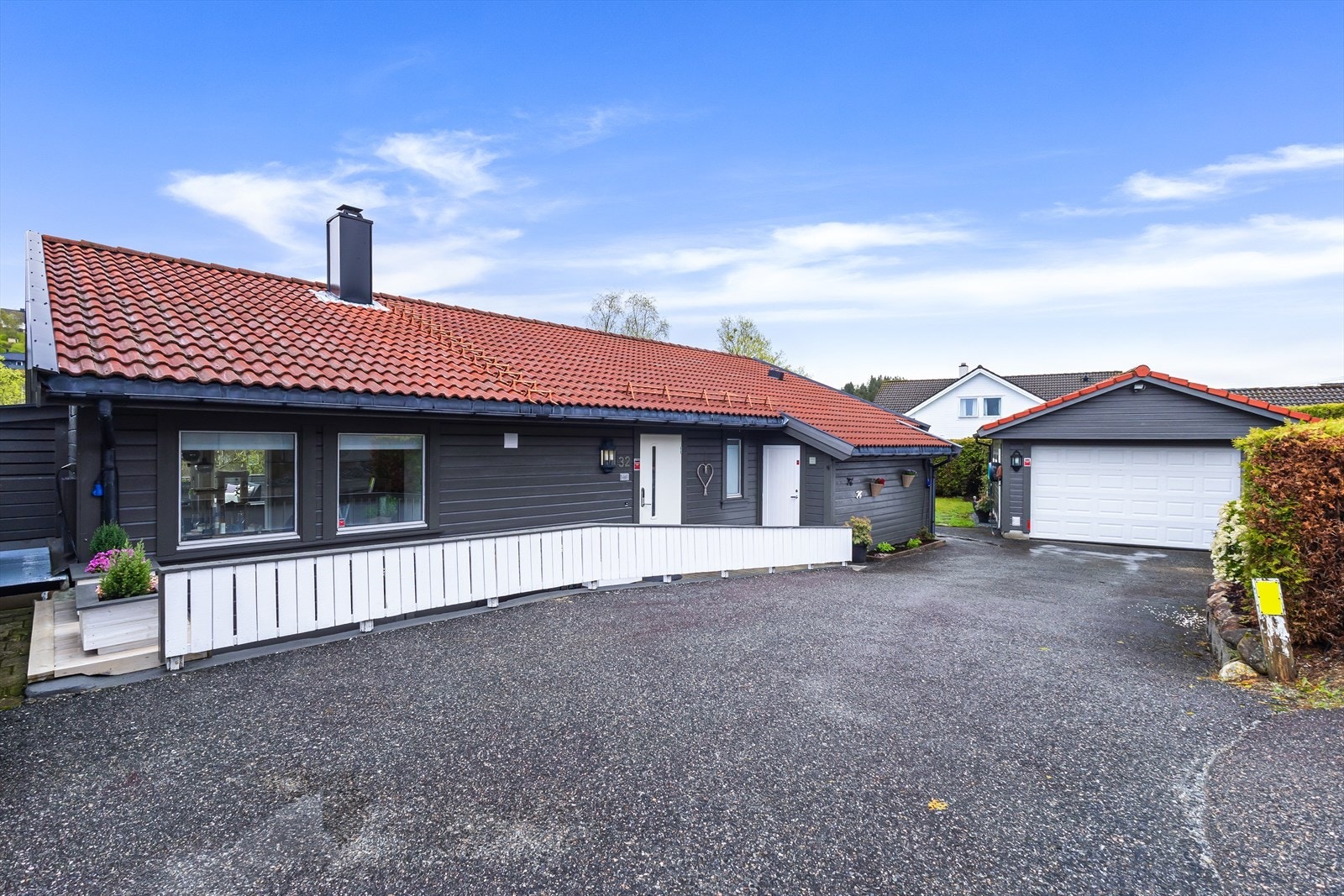 Tomten går over to nivåer, har asfaltert adkomstvei med god parkeringsdekning. Galleribilde
