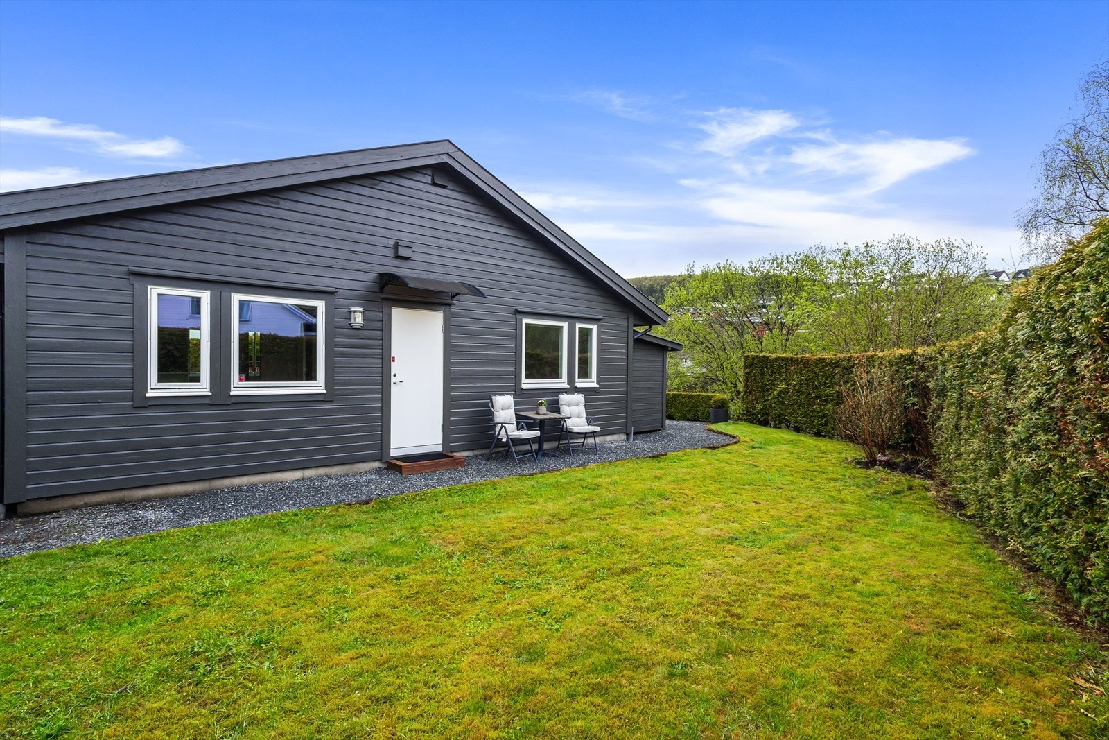 Huset er praktisk innredet med alt på ett plan, noe som gir enkel adkomst og bidrar til å gjøre huset praktisk for alle aldersgrupper. Galleribilde