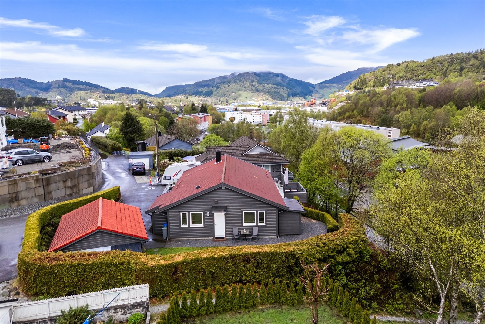 Her bor man rolig til, i attraktivt og familievennlig boligområde med kort vei til blant annet dagligvare, butikker, flotte turområder og offentlig kommunikasjon. Galleribilde