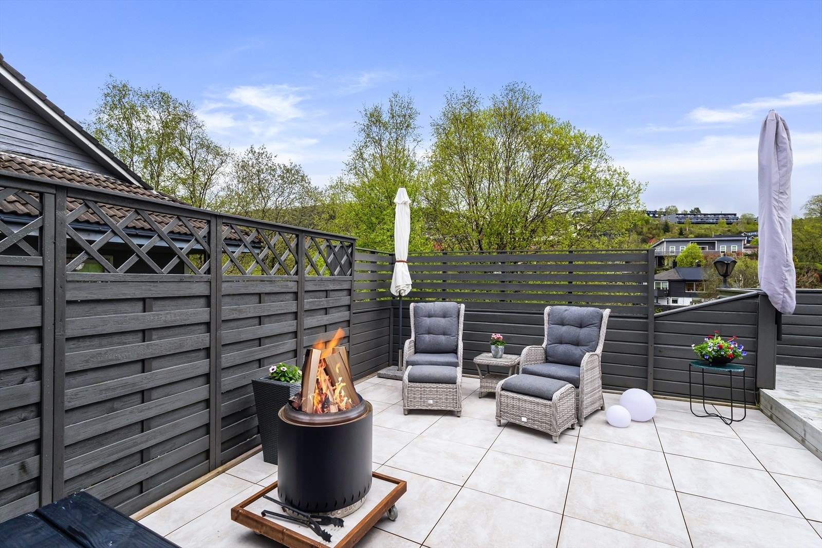 Den store terrassen på ca. 42 m² har overflate av terrassebord/flis, og gir god plass til utemøbler og grill. Galleribilde