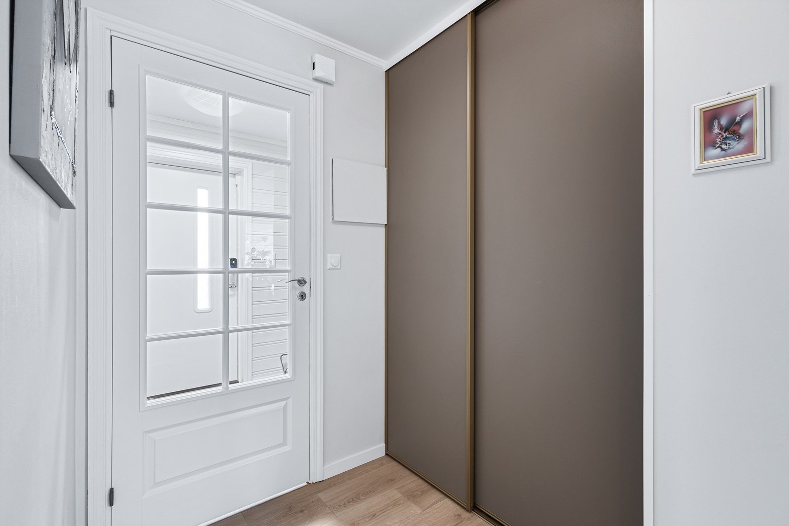 Lagring i skyvedørsgarderobe. Galleribilde