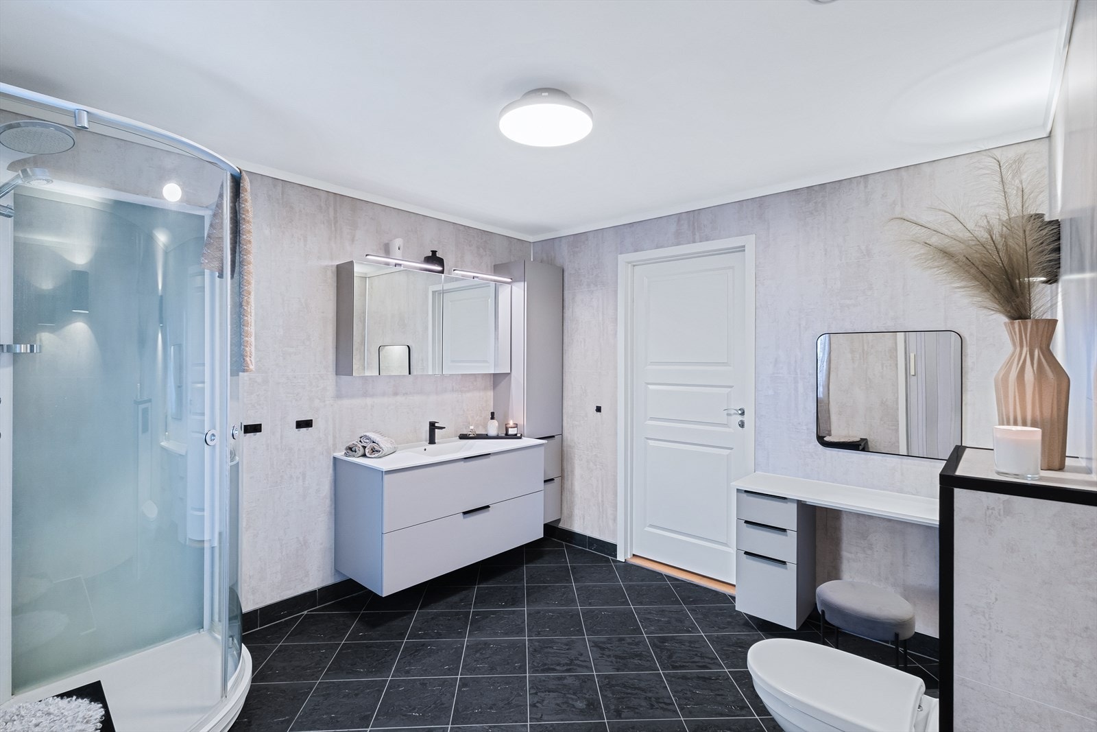 Badet er opplyst delvis modernisert i 2024. Galleribilde