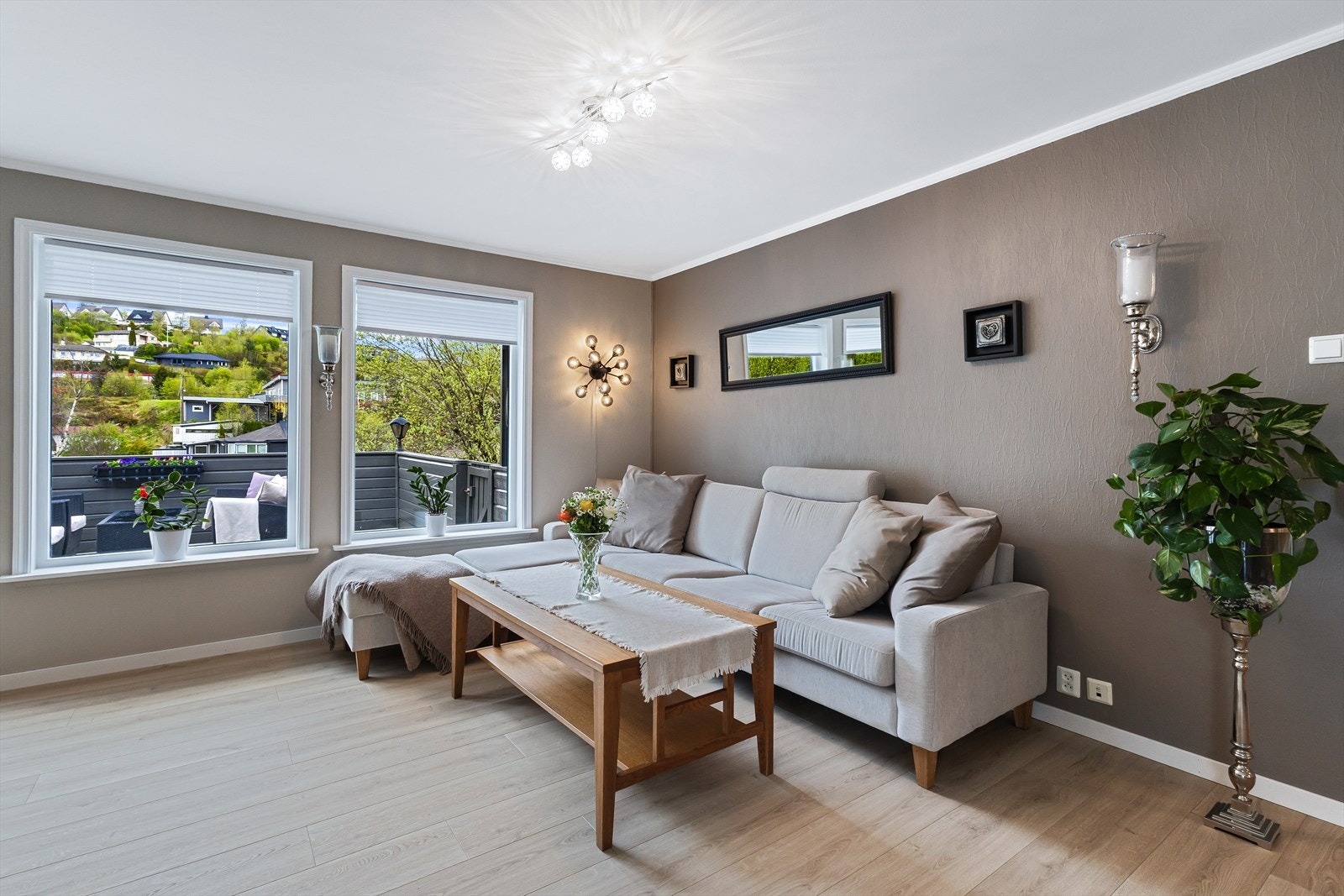 Rommet er målt til 30,3 m² har en funksjonell utforming med plass til stor sofagruppe og tv-møblement. Galleribilde