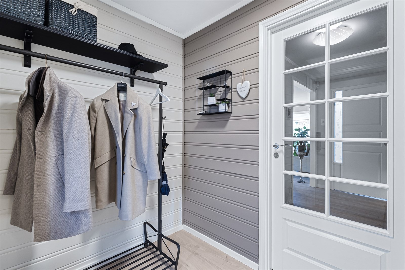 Entré med plass til oppbevaringsmøblement for yttertøy og sko. Galleribilde