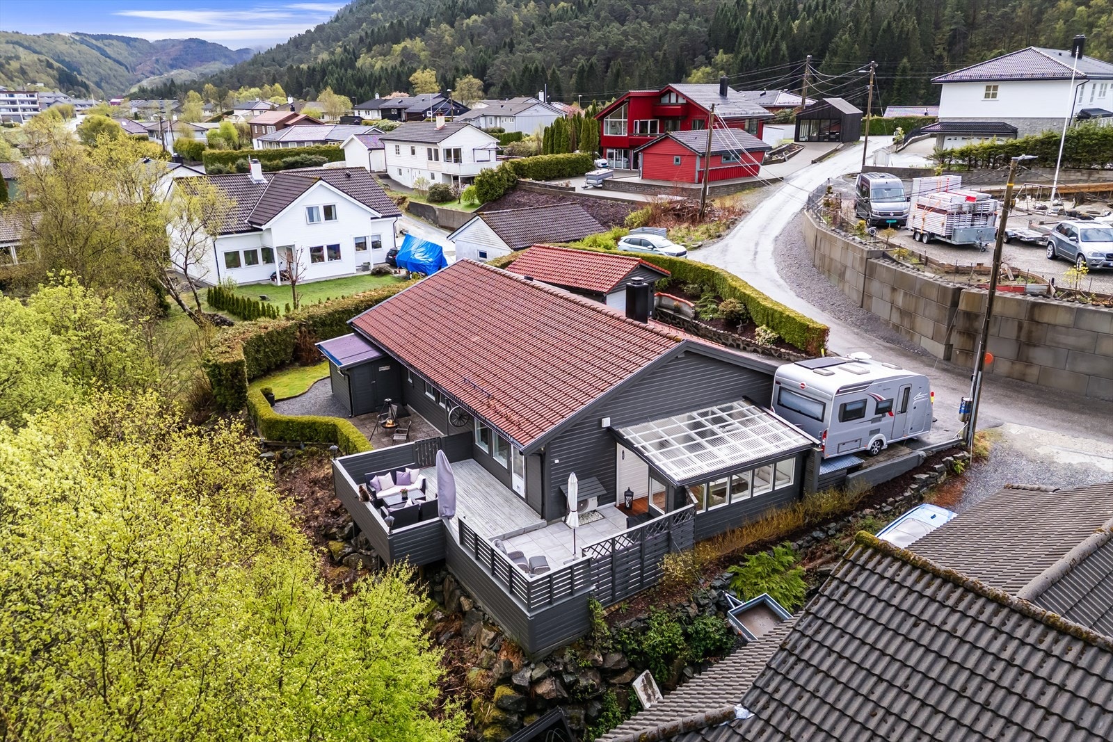 Meget godt plassert for familier da det er gangavstand til både barnehage ved Liakroken bhg, samt barneskole ved både Li og Flaktveit skole. Galleribilde