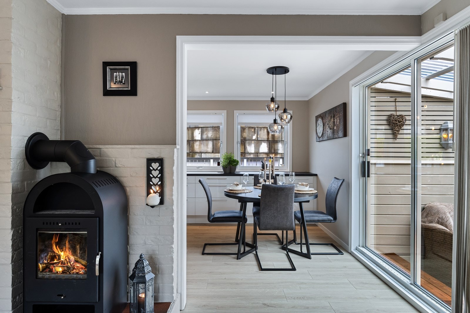 Fra stuen er det utgang til de herlige uteområdene. Galleribilde