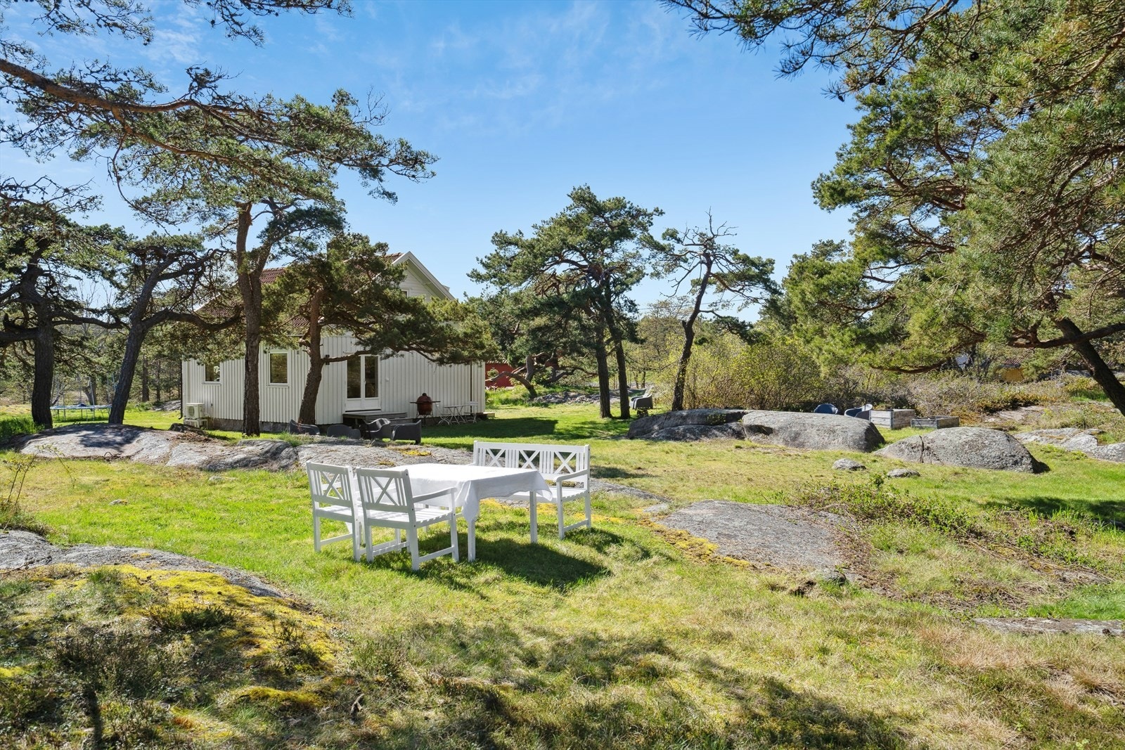 Boligen er fint plassert i terrenget og har herlige solforhold! Galleribilde