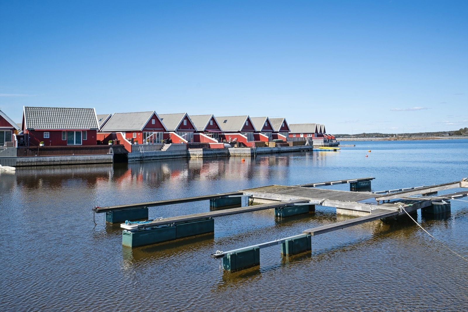 Felles brygge, et fantastisk sted som bringer folk sammen. Her kan du nyte vakre solnedganger, fiske, eller bare slappe av ved vannet. Galleribilde