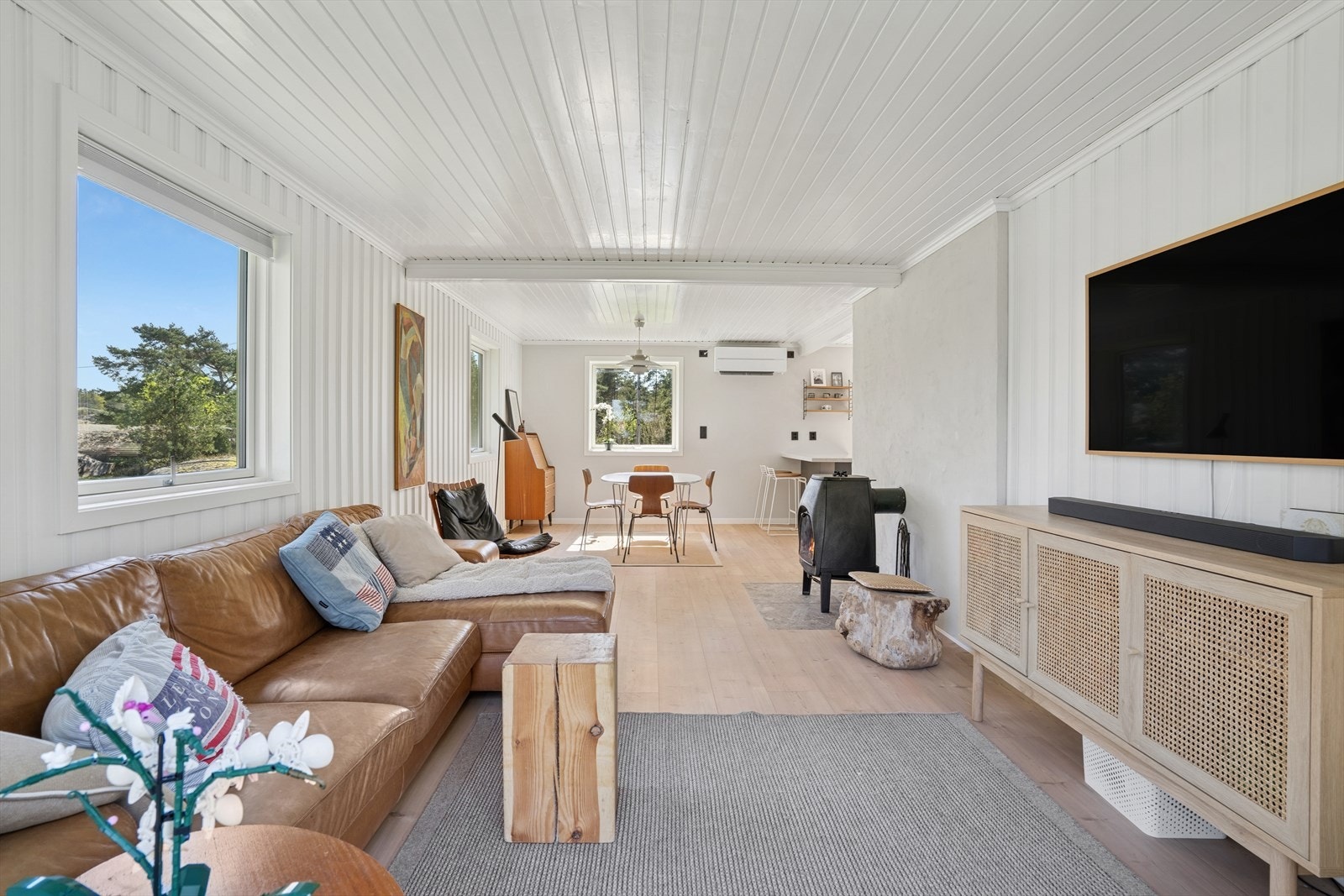 1. etasje har en lys og romslig stue med gode innredningsmuligheter til sofagruppe og tv-møblement. Galleribilde