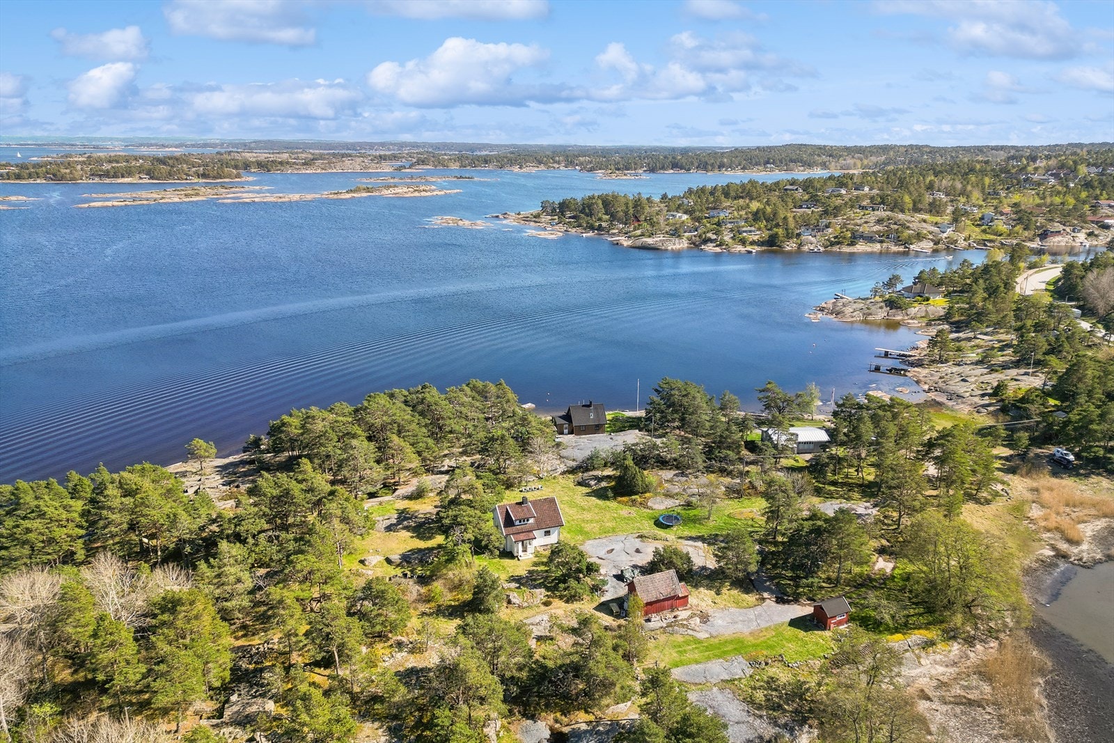Kunne du tenke deg å nyte det gode liv i idylliske skjærgårdsomgivelser på Hvaler? Galleribilde