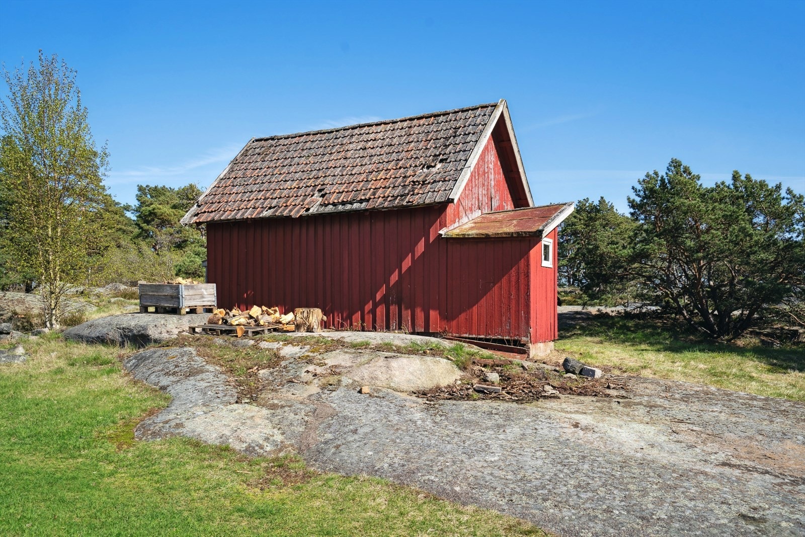 Det er to mindre frittliggende bygninger på eiendommen, uthus og redskapsbod. Galleribilde