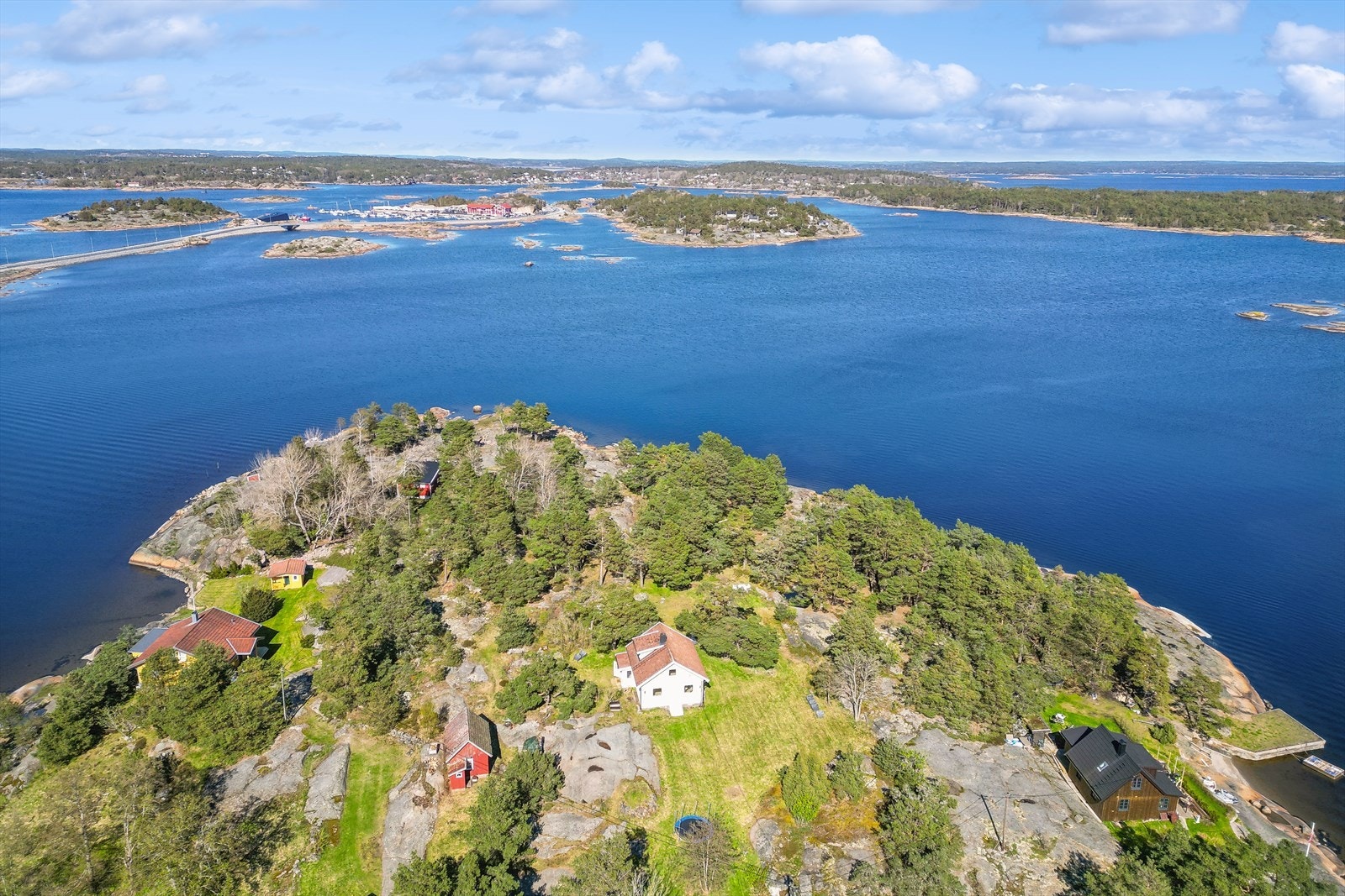 Vesterøy er en av de mange vakre Hvaler-øyene, med en herlig skjærgård som innbyr til et kystliv de aller fleste bare kan drømme om, og nærmest se solen gå ned i vannet om sommeren. Galleribilde