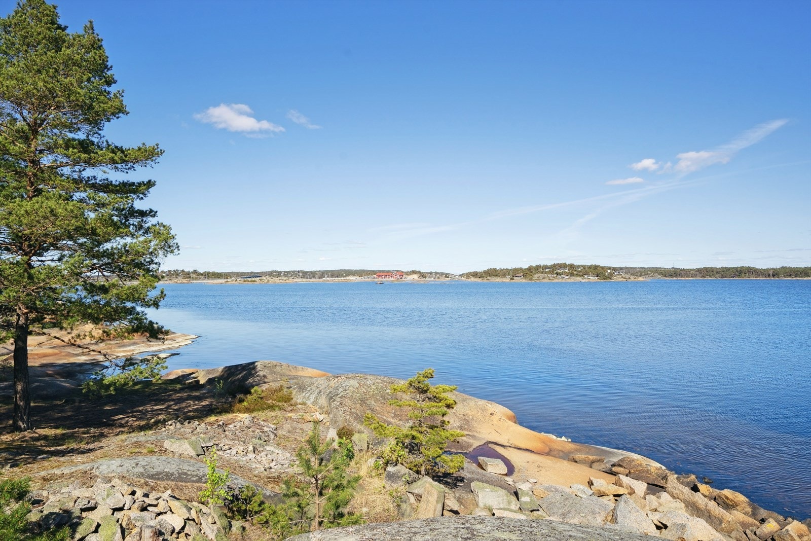 Store deler av tomten grenser mot vannet. Galleribilde