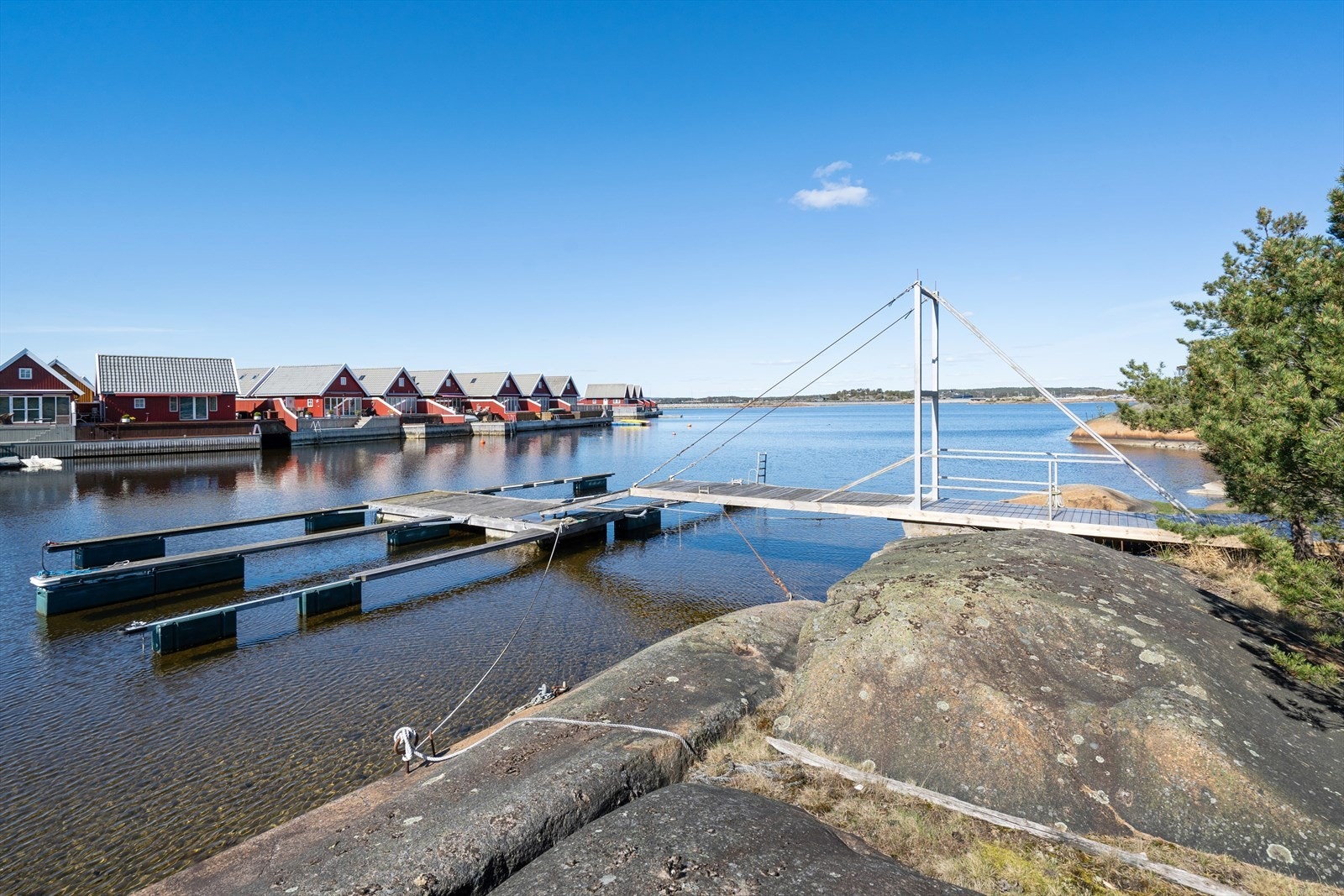 Det er felles brygge med naboer på tomten. Eiendommen benytter 2(3) båtplasser i følge eier. Et perfekt sted for sosiale sammenkomster, hvor du kan møte naboer og venner, og kanskje til og med få nye bekjentskaper. Galleribilde