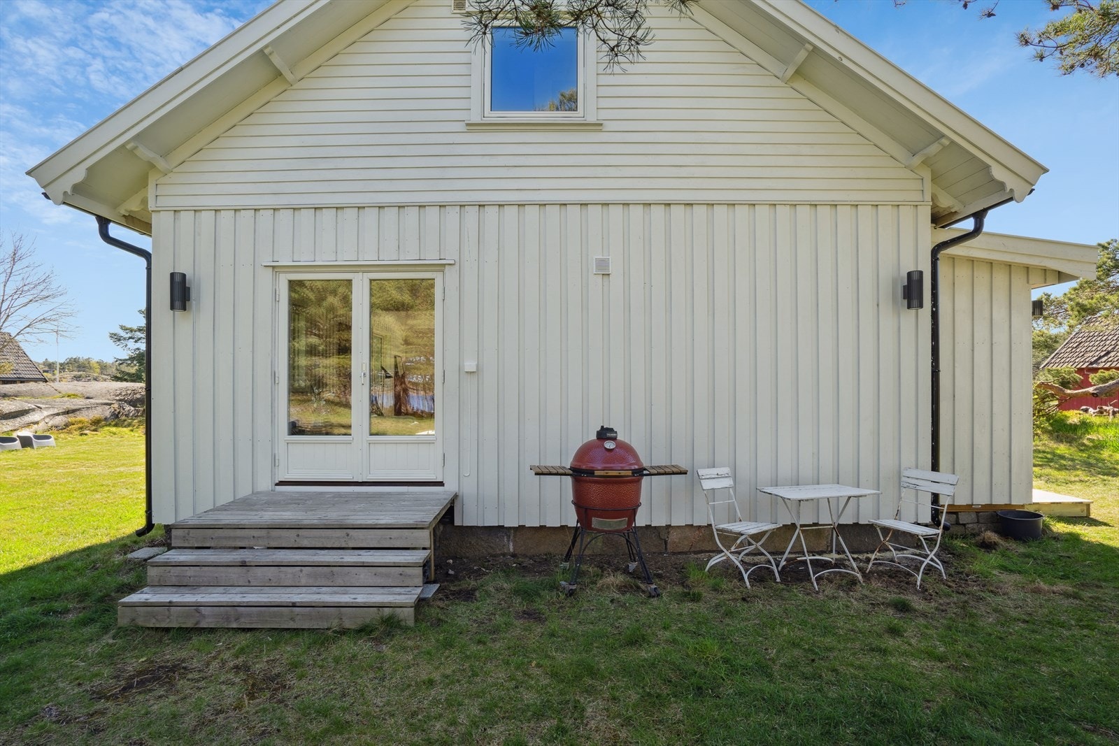 Her er det veldig god plass til hagemøbler og grillutstyr. Meget lunt og usjenert! Galleribilde