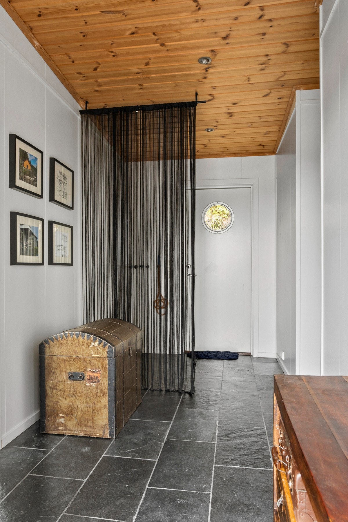 Entré - ca. 11 kvm. Flislagt med gulvvarme. Galleribilde