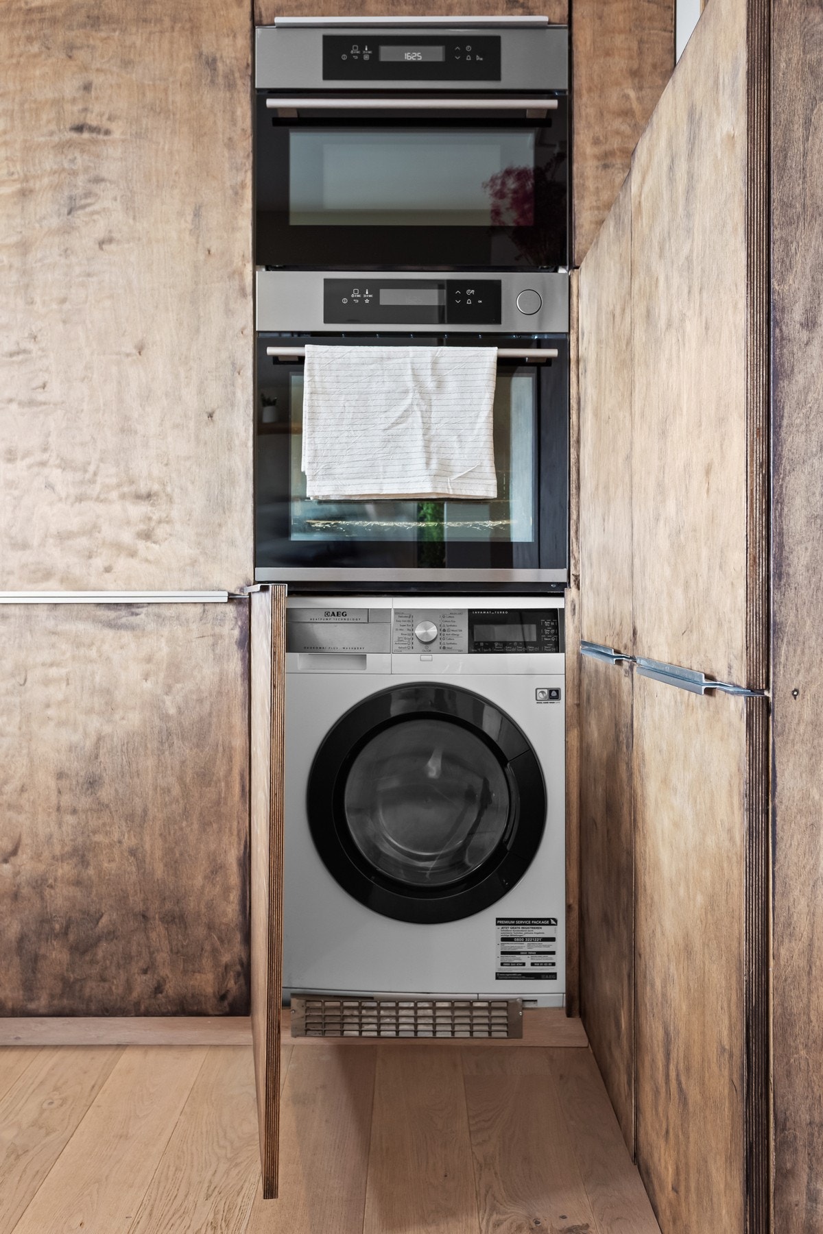 Under komfyren er det opplegg for vaskemaskin. Galleribilde