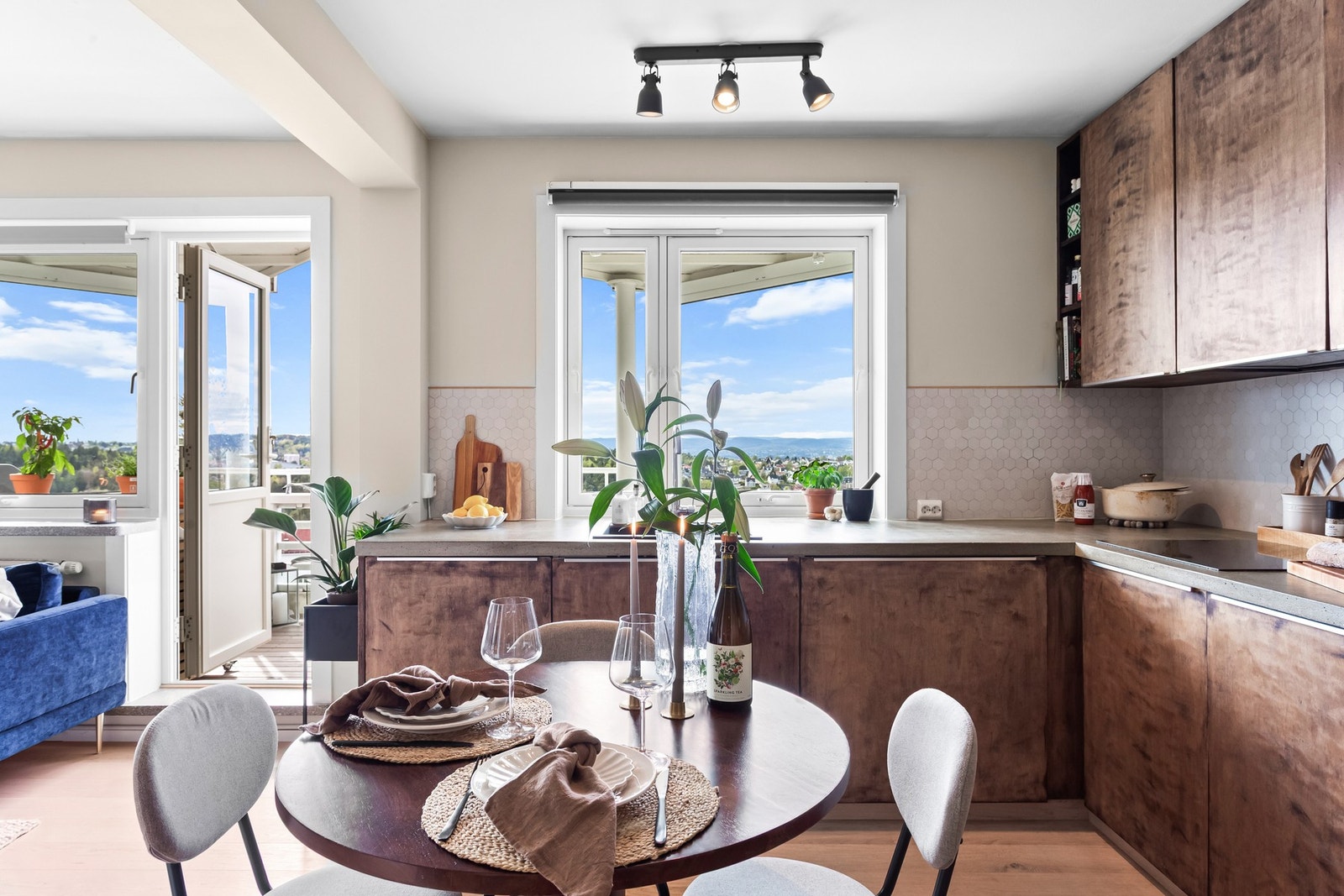 Den lekre kjøkkeninnredningen har glatte fronter og var ny i 2016. Frontene ble overflatebehandlet og oppusset i 2025. Galleribilde