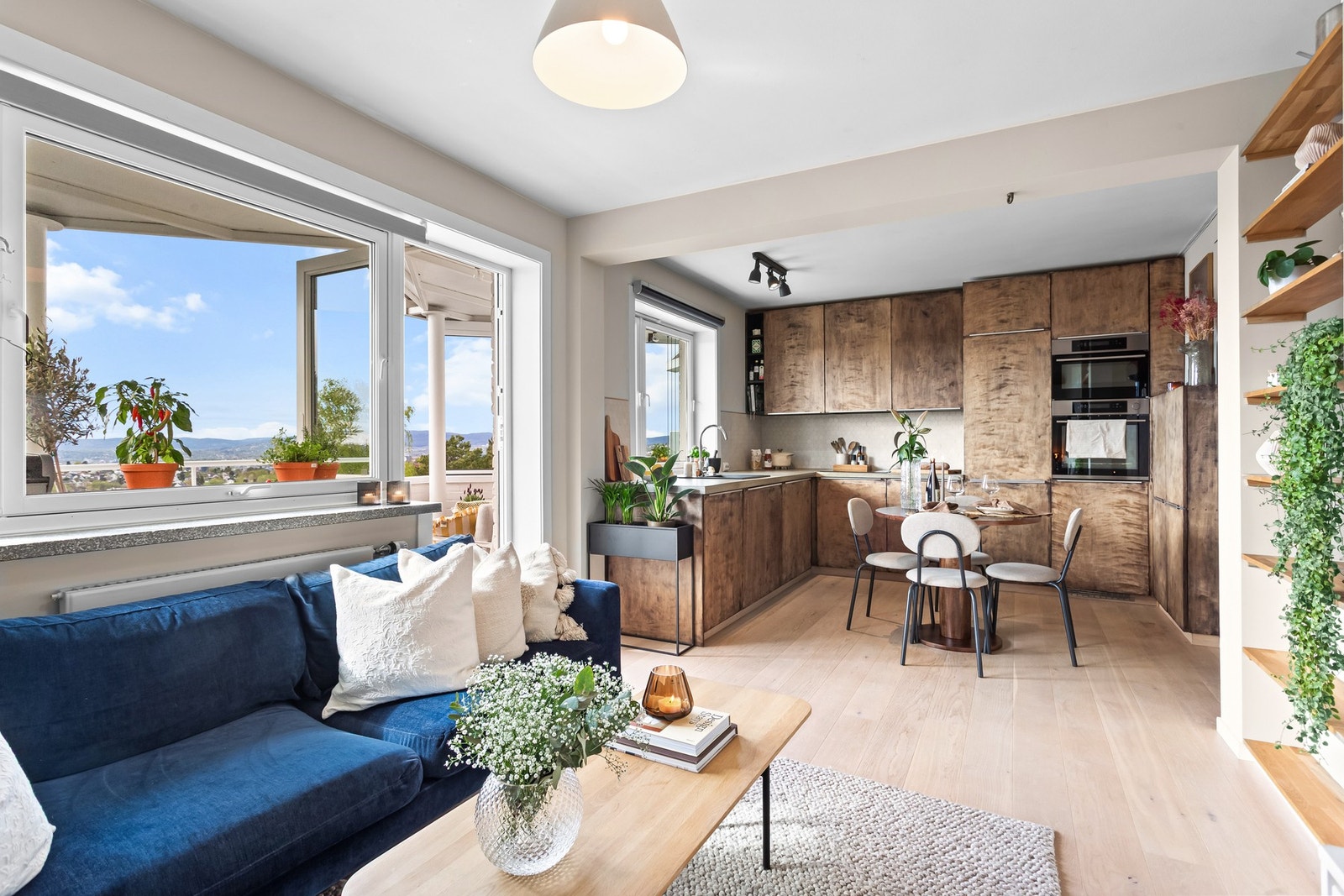 Leiligheten har en fin åpen stue- og kjøkken løsning. Galleribilde