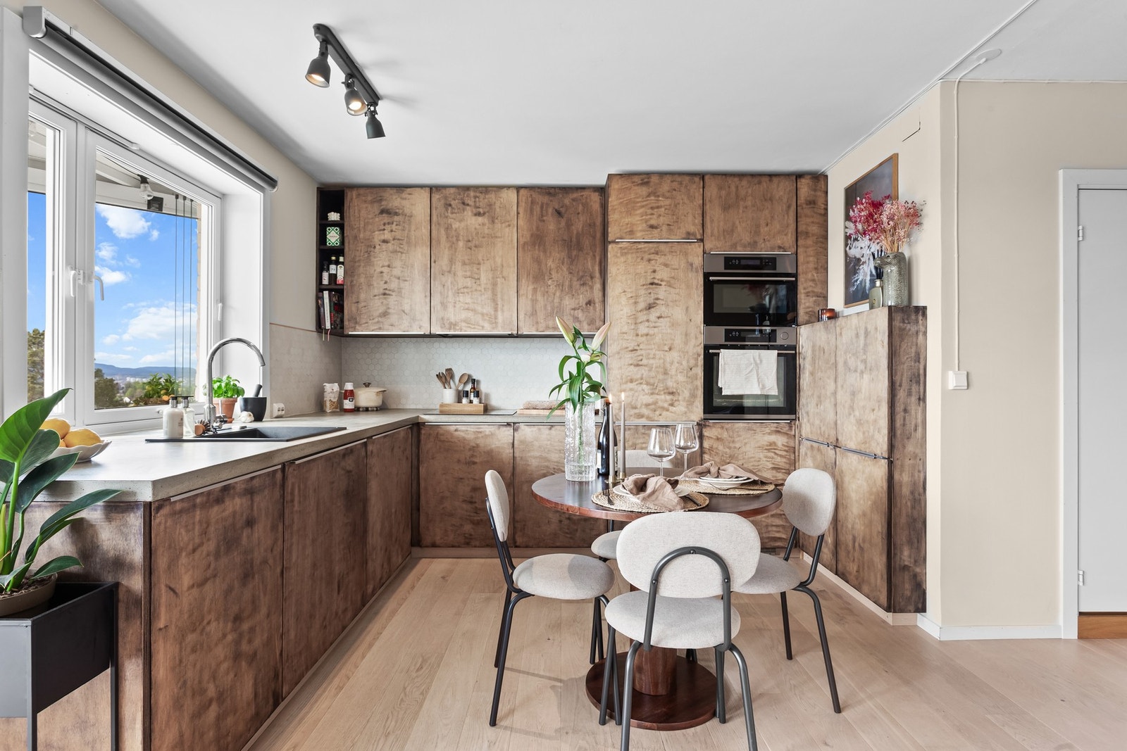 Innredningen har støpt benkeplate i betong og nedfelt kum i kompositt. Galleribilde