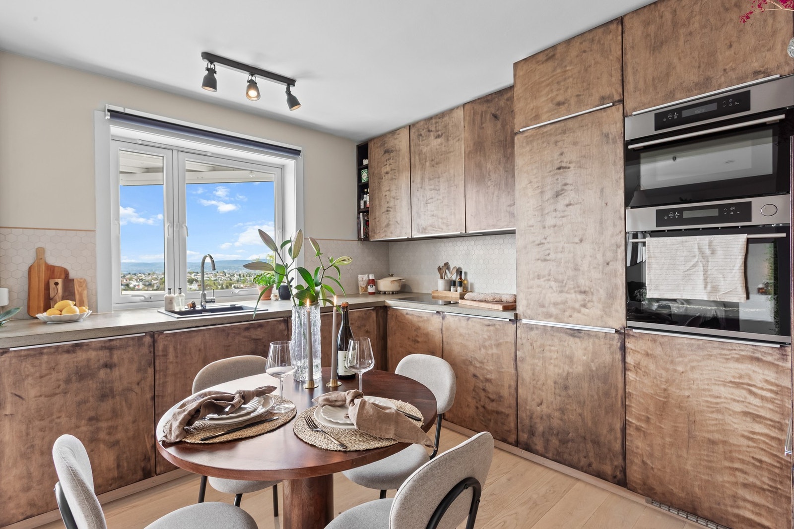 Videre er det integrert induksjonsplatetopp, stekeovn, kombiovn, oppvaskmaskin og kombinert kjøle- og fryseskap. Galleribilde