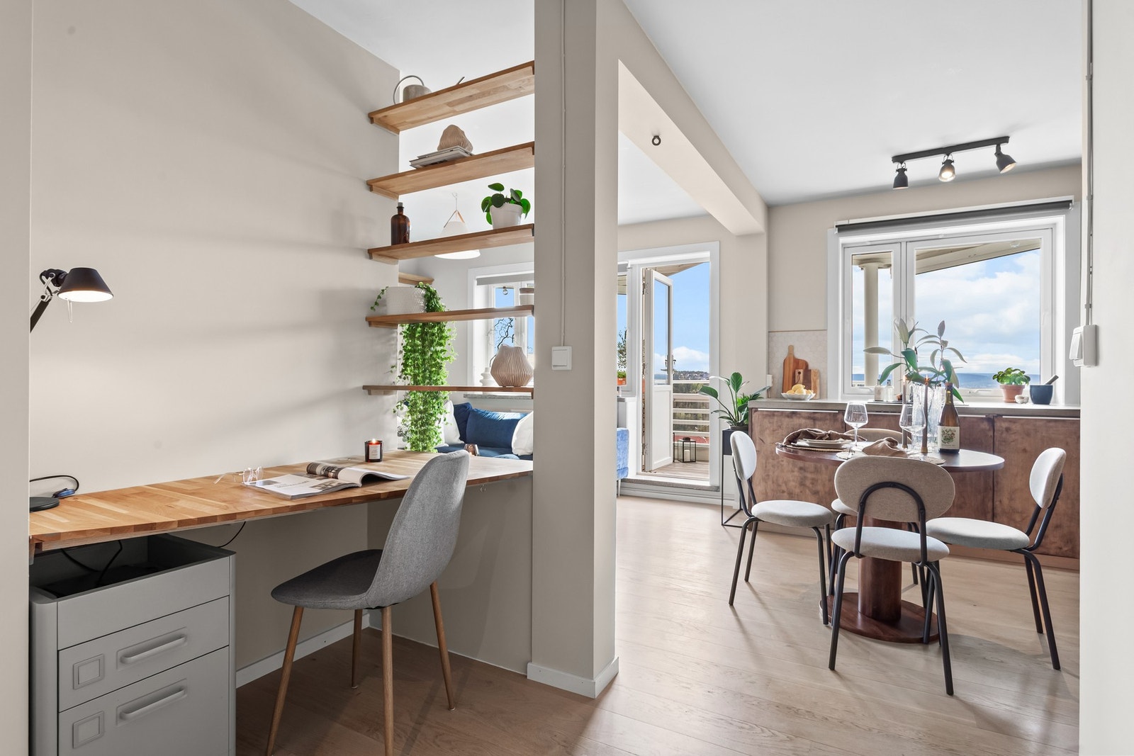 Mellom entréen og stuen er det etablert en smart kontorløsning langs den ene veggen. Galleribilde