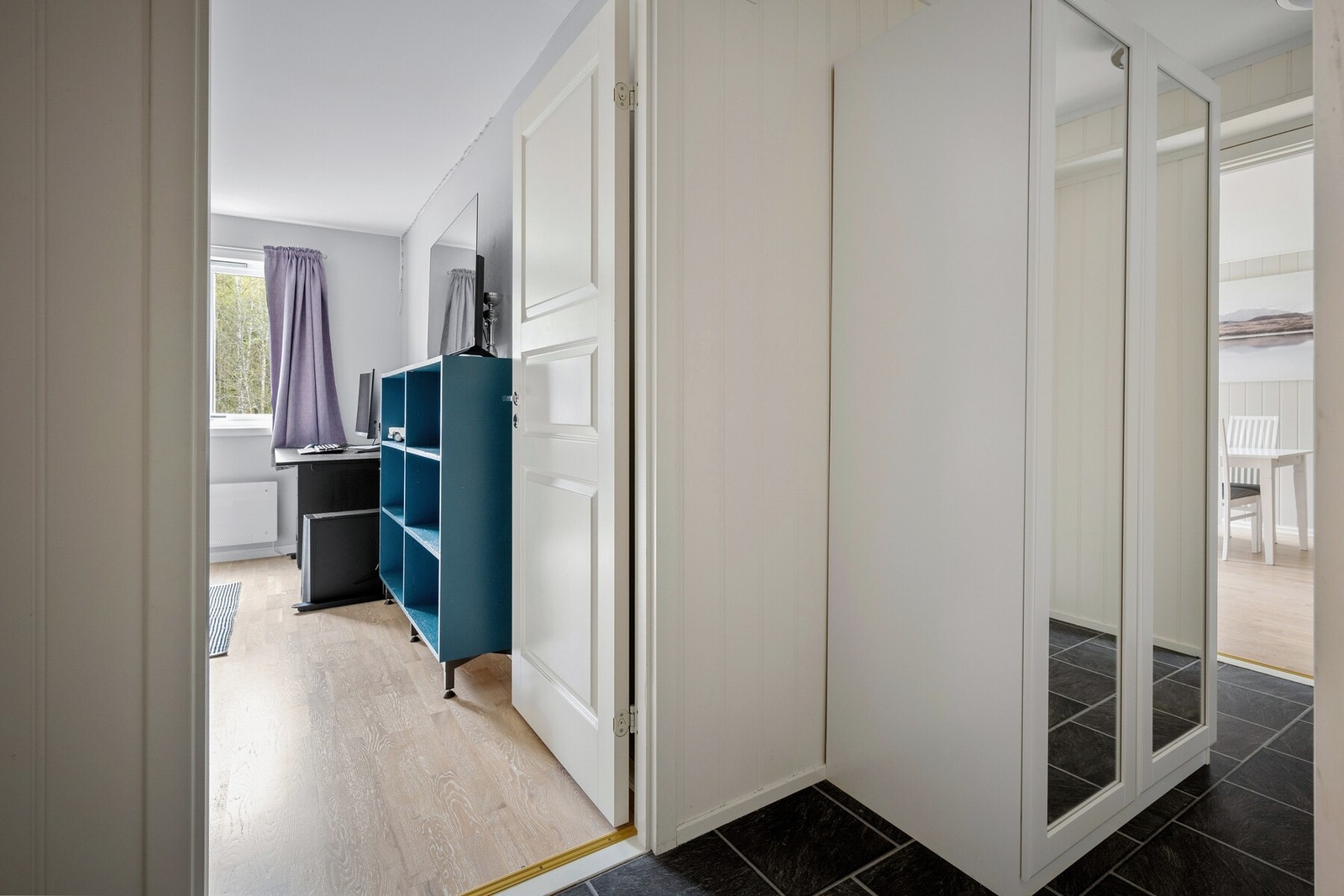 Inngang til soverom fra entré. Galleribilde