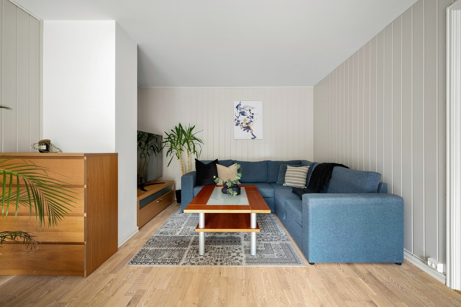 Det er god plass til både sofagruppe og underholdningssone, og rommet har en åpen og innbydende atmosfære. Galleribilde