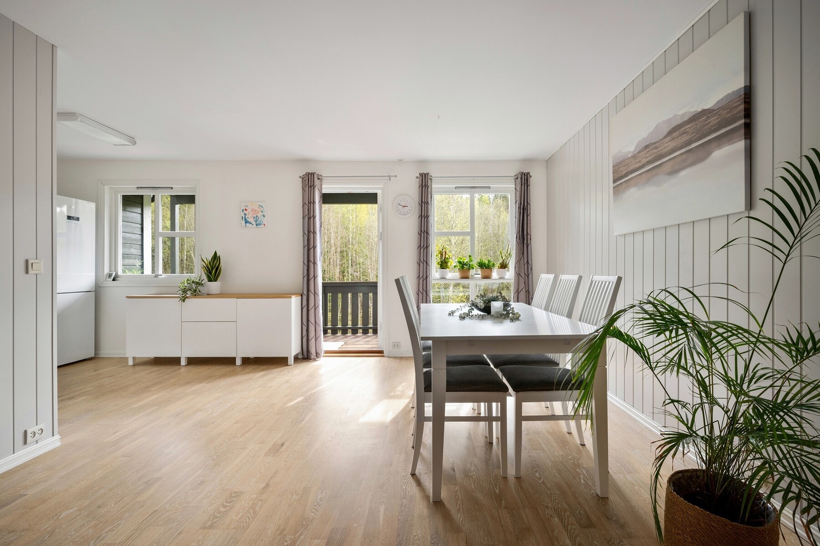 Kjøkkenet ligger i en åpen og sosial løsning mot spiseområdet og stuen. Galleribilde