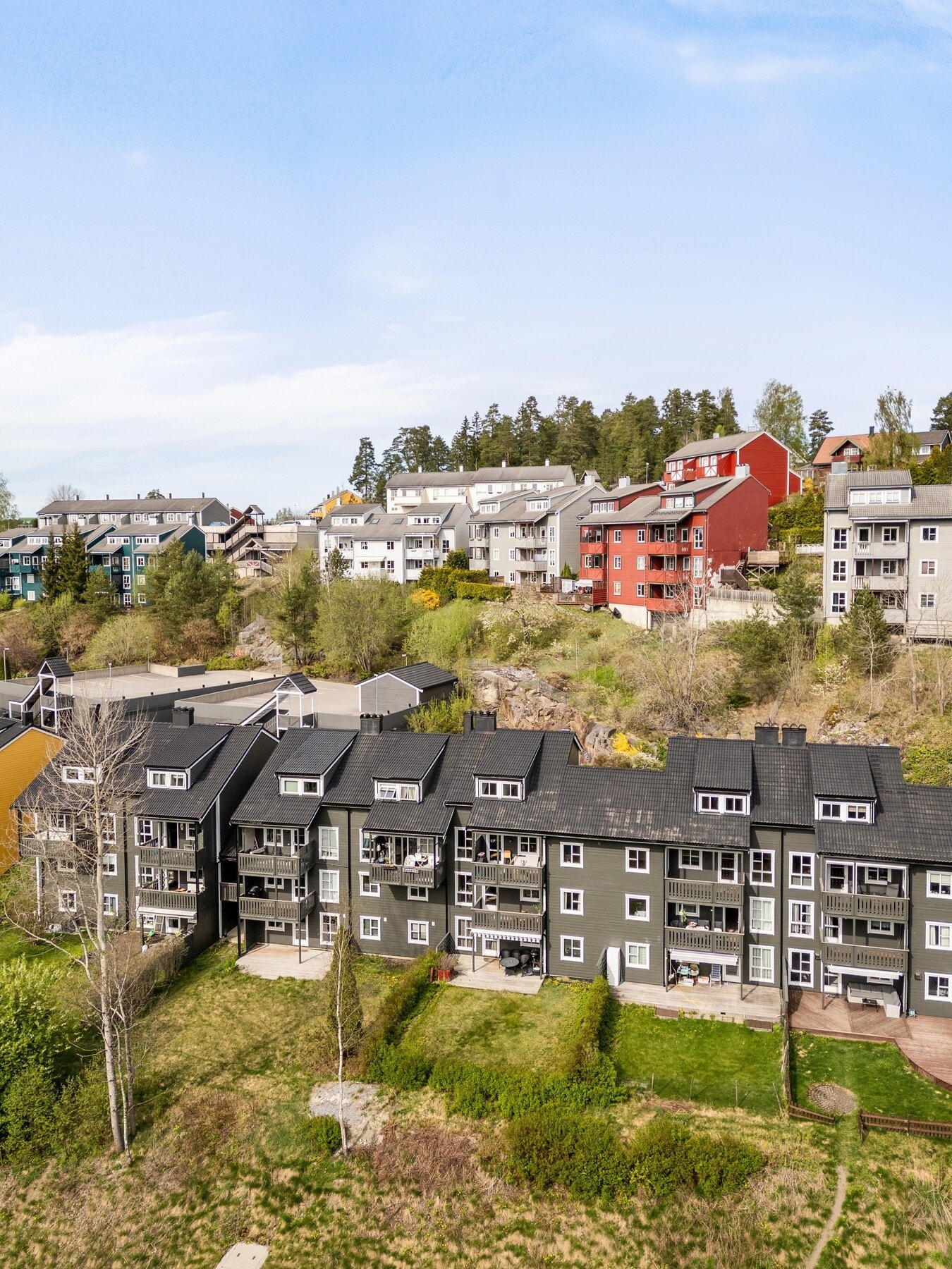 Det er umiddelbar nærhet til bussholdeplass. Bussen går til Vevelstad stasjon, Ski, Ås og Drøbak. Vevelstad togstasjon ligger ca. 1km fra boligen og toget til Oslo S tar ca. 21 minutter. Galleribilde