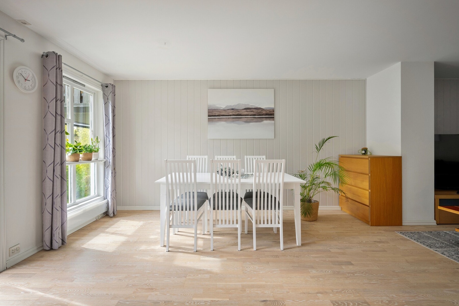 Spisestuen har plass til et større spisebord med flere sitteplasser - perfekt for både hverdagsmåltider og sosiale sammenkomster. Galleribilde