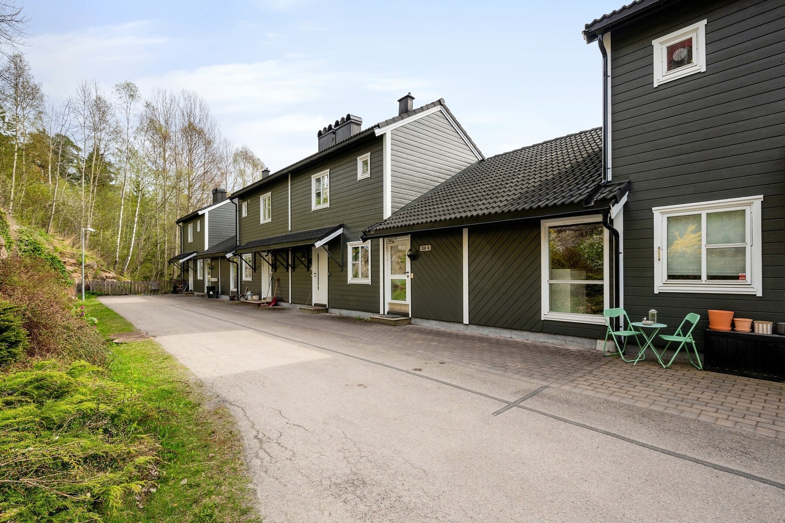 En trivelig og gjennomgående leilighet i underetasjen med god planløsning, lune kvaliteter og nærhet til både togstasjon, marka og det nye Langhus bad. Galleribilde