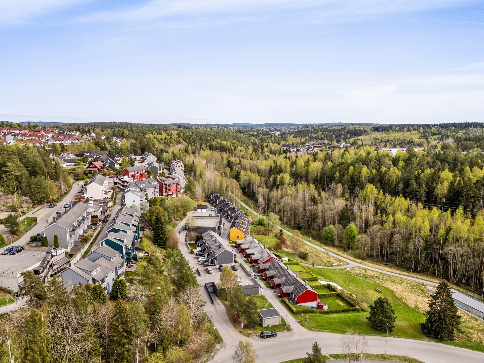 Langhusområdet er perfekt for fritidsaktivitet utendørs som innendørs. Det er flere aktive idrettslag og mange andre organisasjoner i nærområdet. Galleribilde