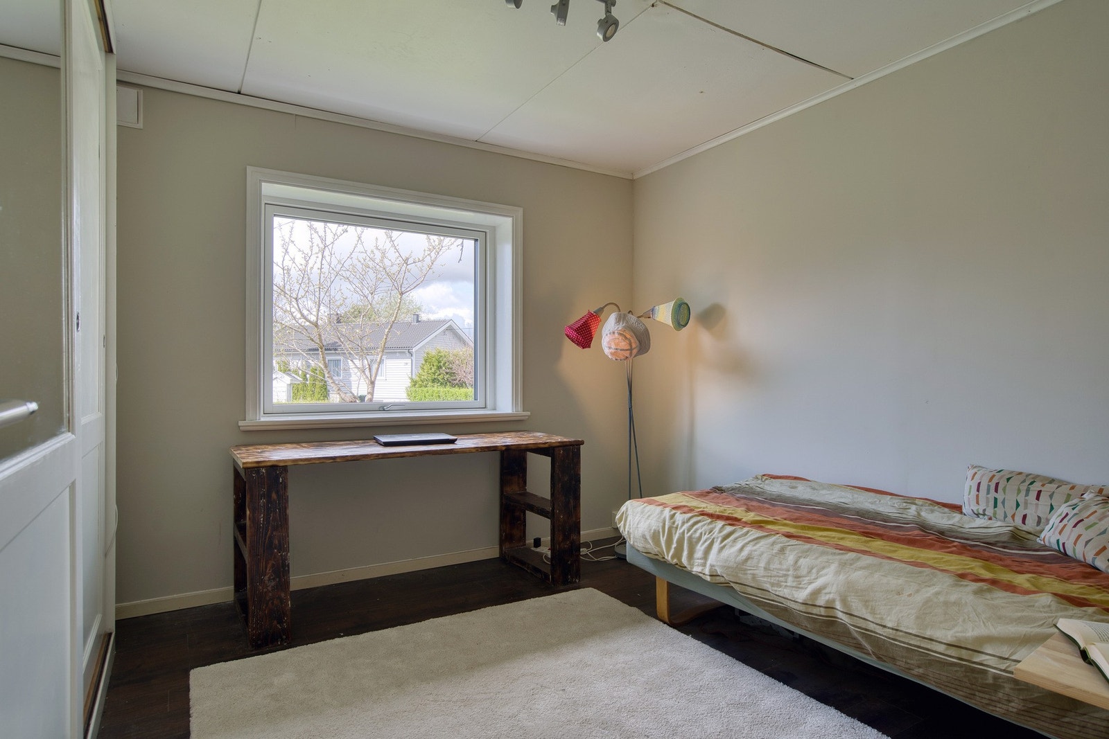 To av fem soverom ligger i 1. etasje Galleribilde