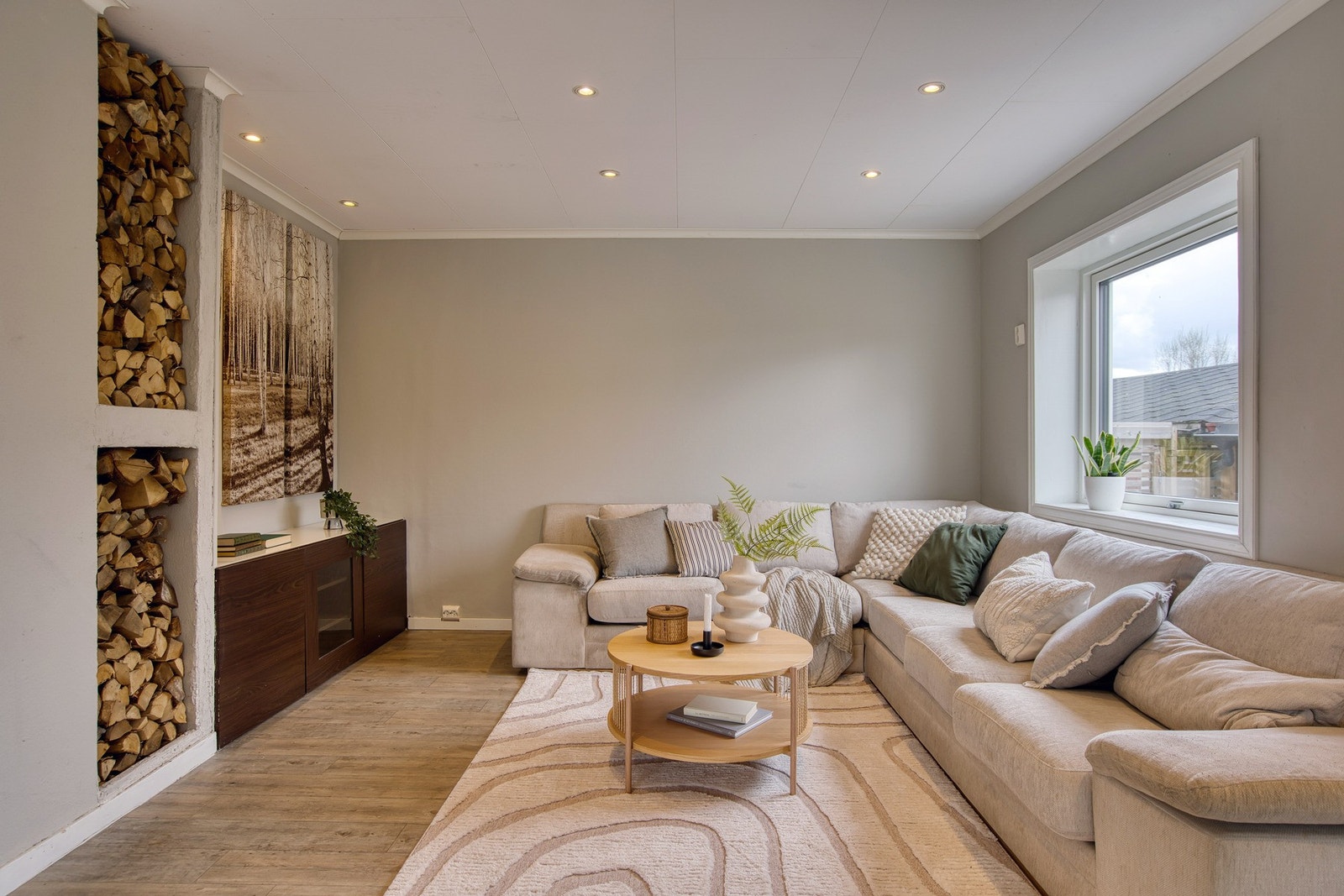 Stuedelen ligger tilbaketrukket i rommet og har fine møbleringsmuligheter Galleribilde