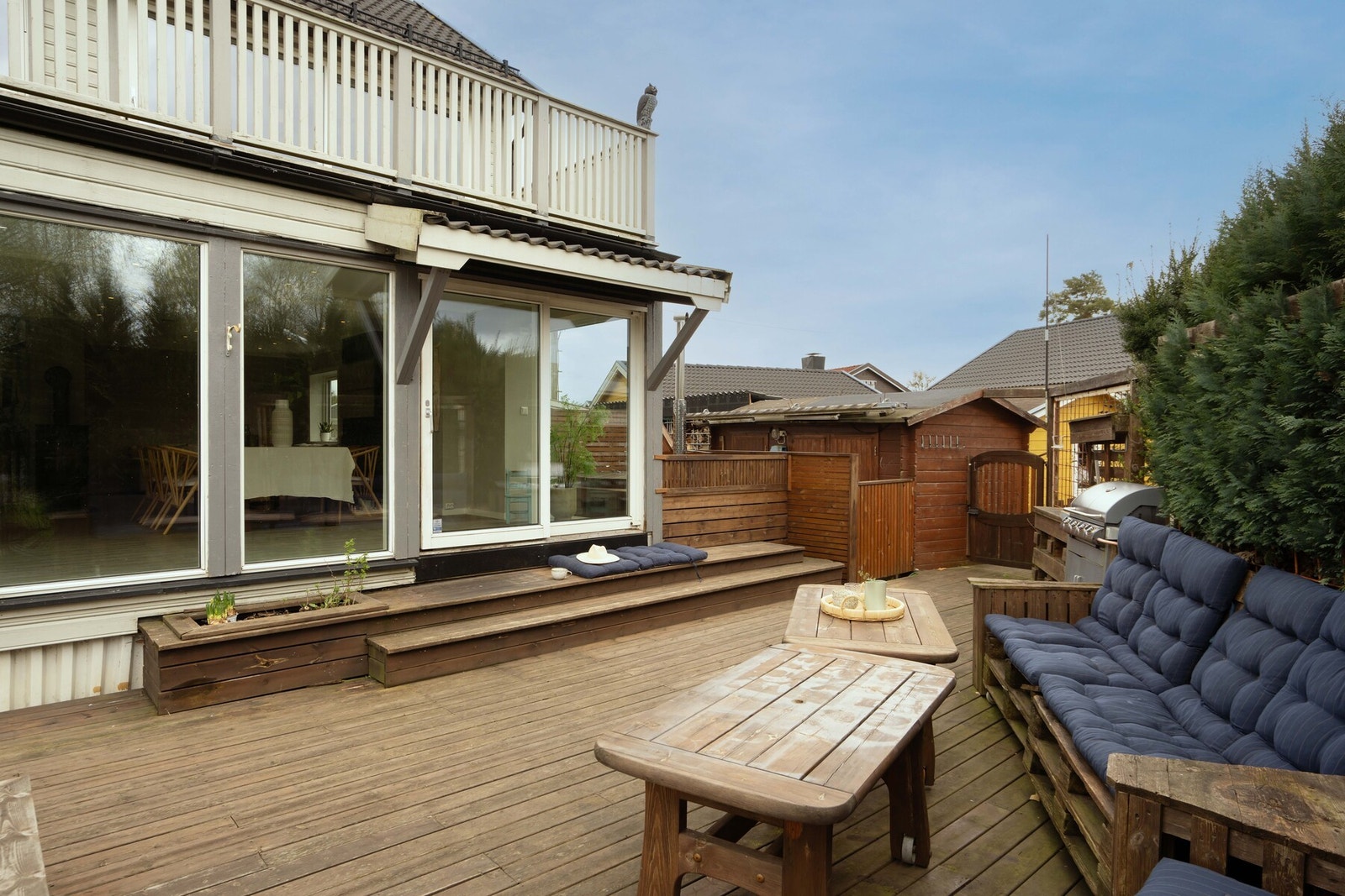 Fra spisestuen er det utgang til terrasse og hage Galleribilde