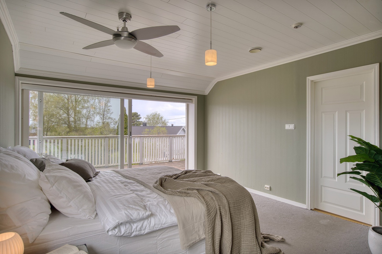 Rommet har en god takhøyde og utgang til balkong Galleribilde