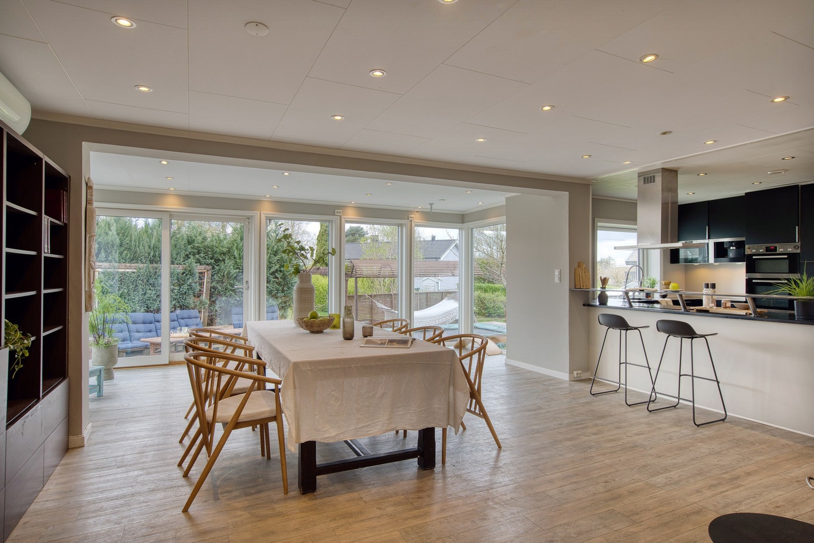 Dekk på langbordet og inviter til hyggelige, sosiale settinger Galleribilde