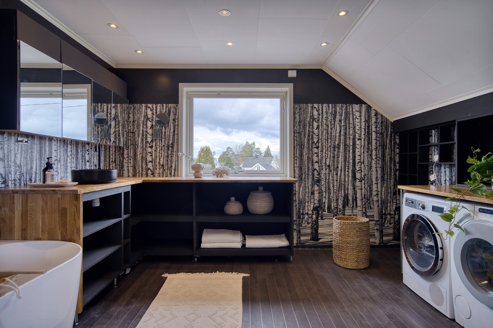 Ekstra stort bad med egen "vaskeavdeling" Galleribilde