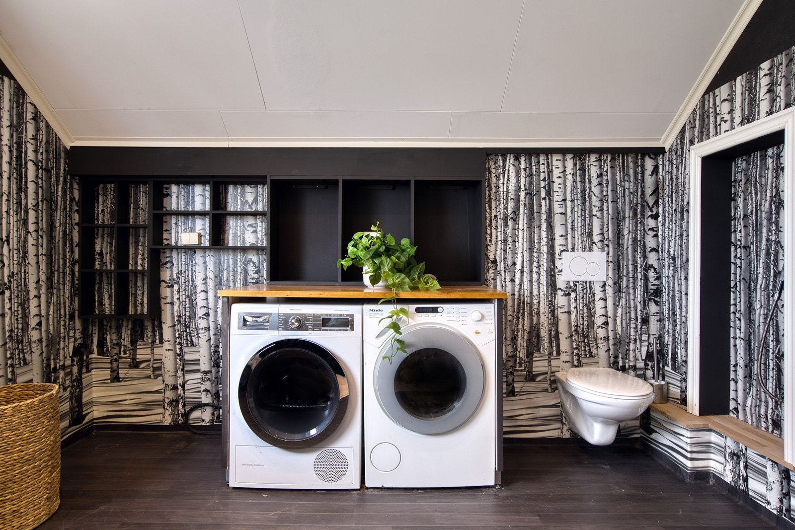 Vaskemaskin og tørketrommel har plass under benk Galleribilde