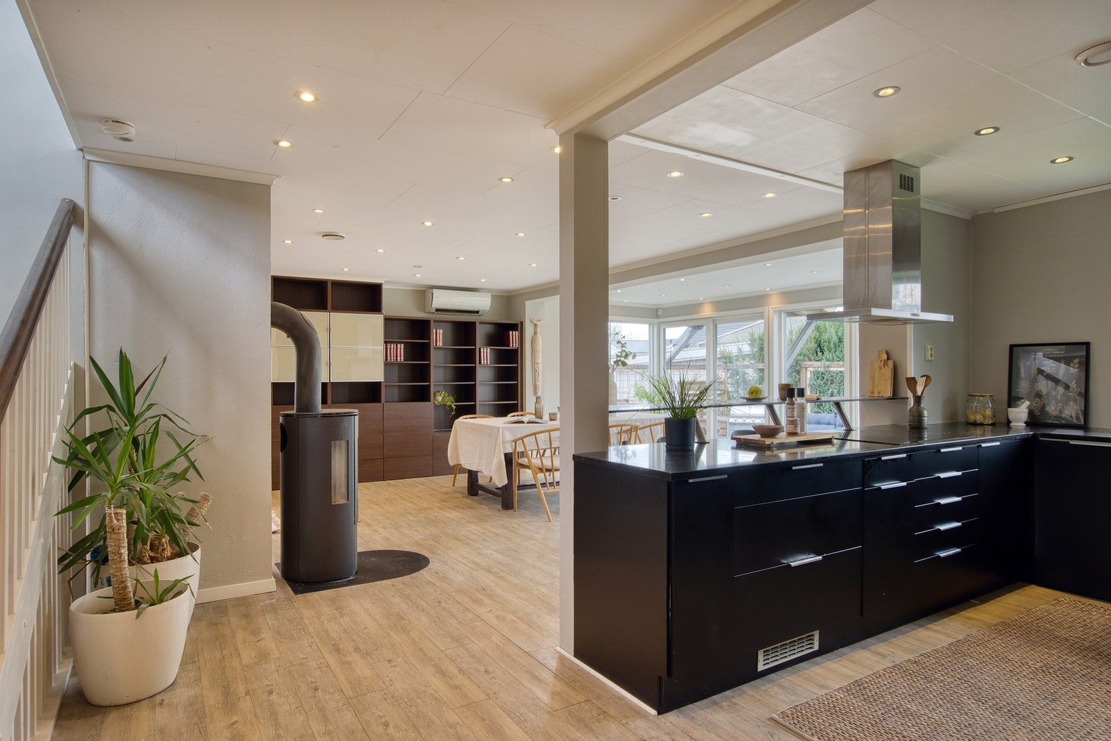 Deretter finner vi kjøkken og stue i åpen løsning Galleribilde